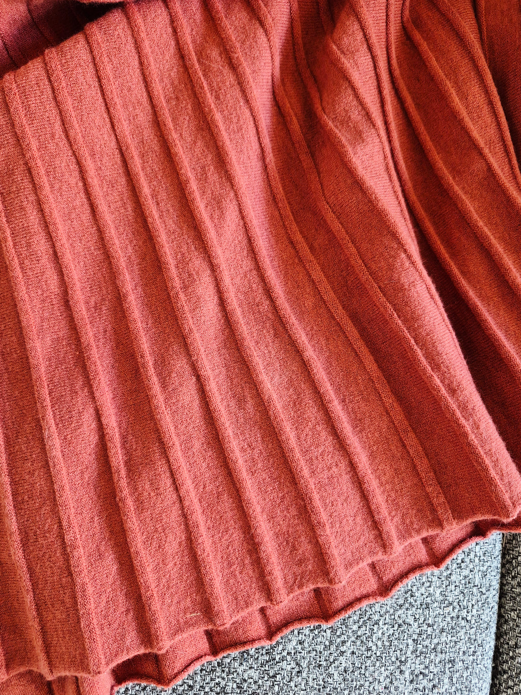Falda plisada larga en rojo teja