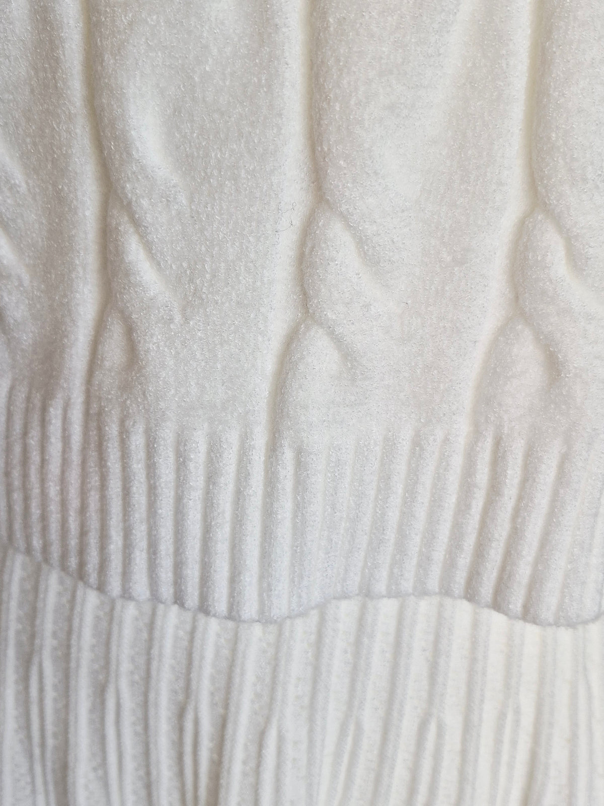 Jersey de punto trenzado en color blanco