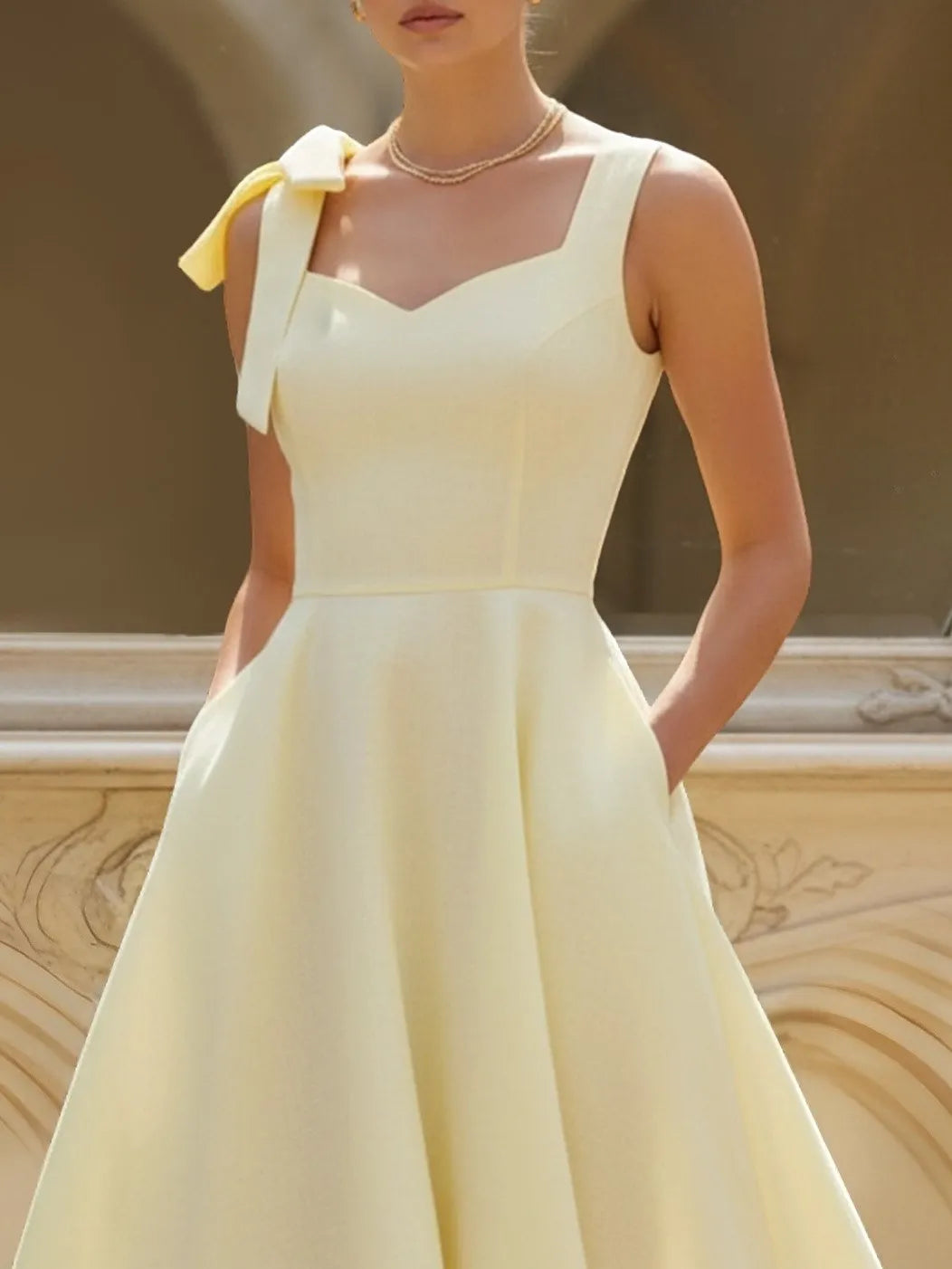 Vestido maxi de lino, sin mangas, con escote cuadrado, diseño liso y detalle de lazo, estilo vintage francés, color amarillo claro.