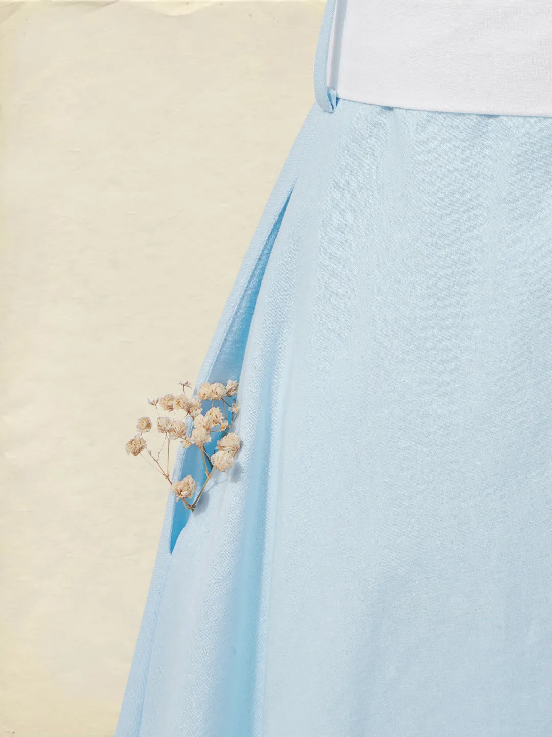Vestido Midi Azul Celeste con Cinturón Blanco