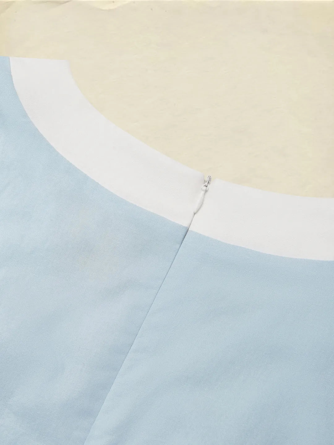 Vestido Midi Azul Celeste con Cinturón Blanco